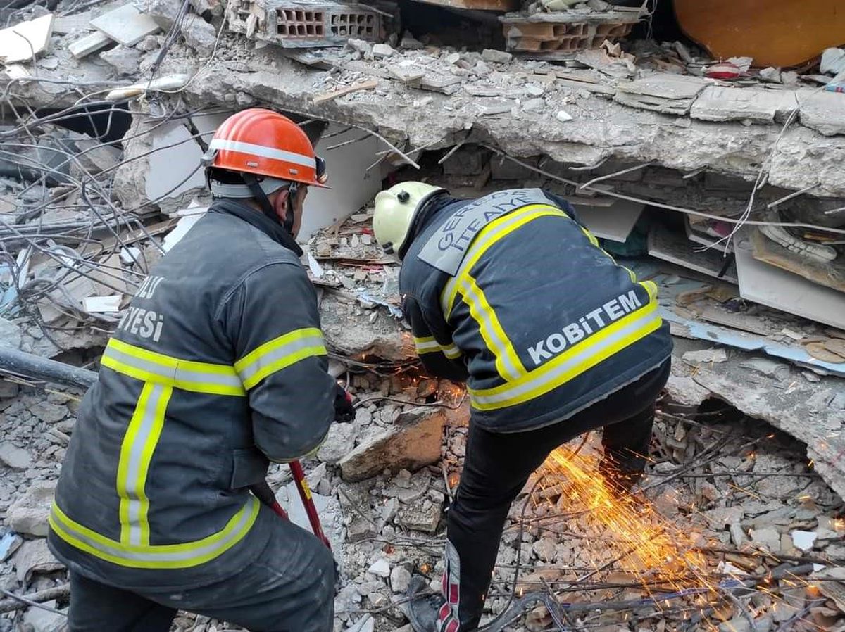 Bebek enkaz altından böyle kurtarıldı