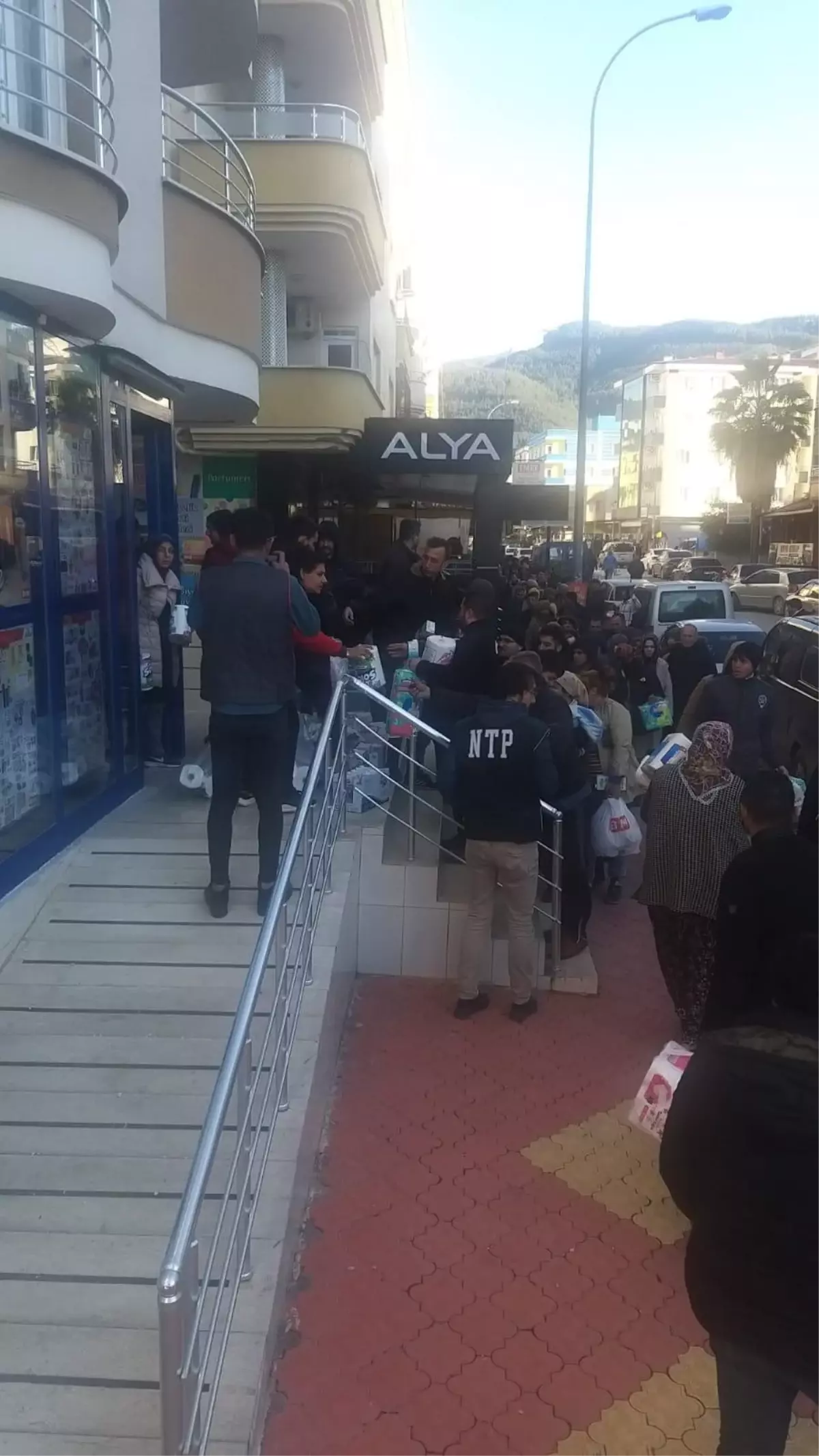 BİM'DEN DEPREM BÖLGESİNDE 100'Ü AŞKIN MAĞAZASINDA BEDAVA ÜRÜN DAĞITIMI