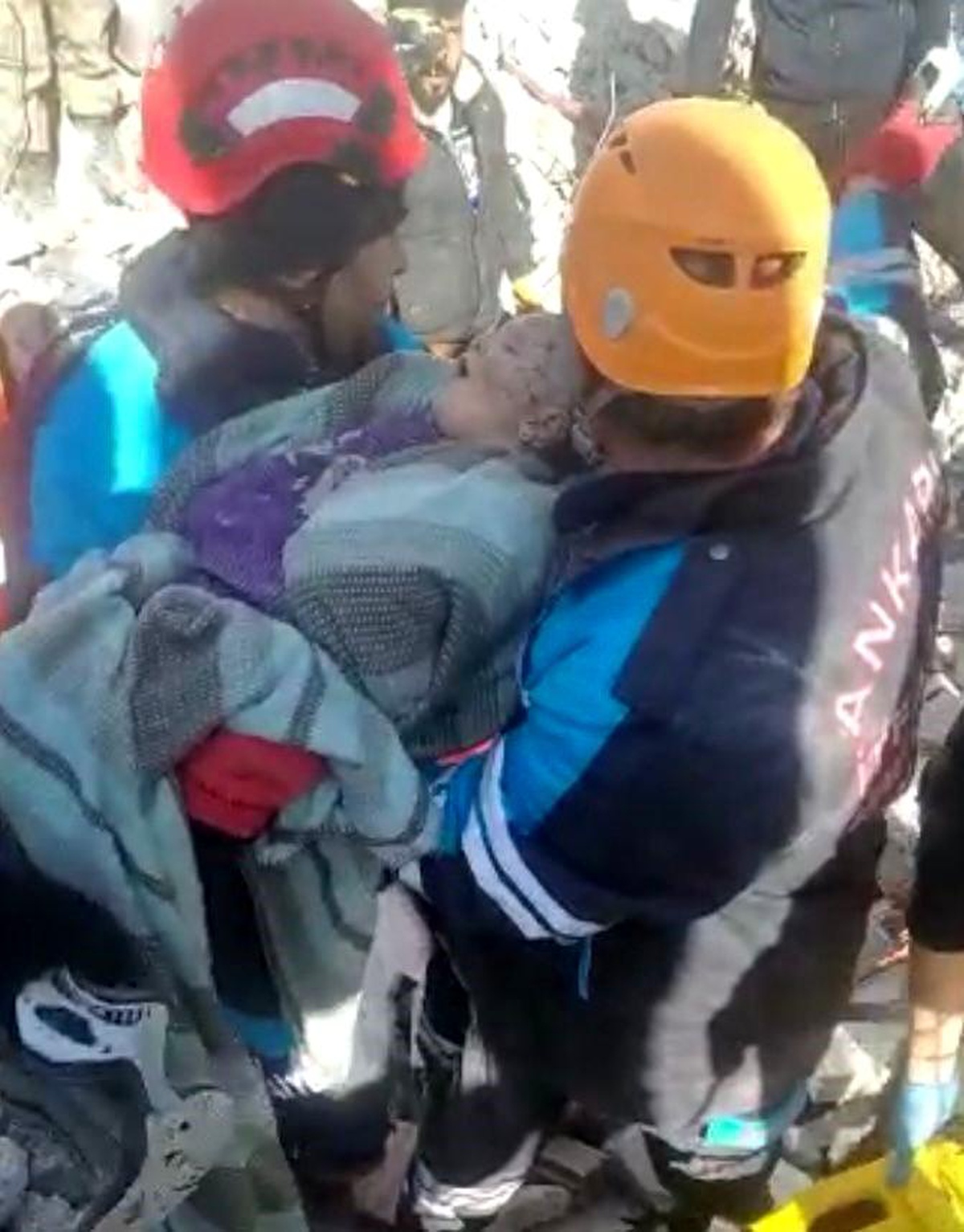 Bir yaşındaki Ela kurtarıldı, dışarı çıkınca uykuda esnedi