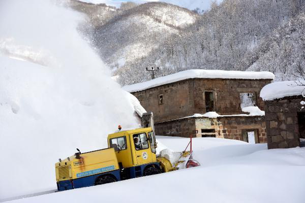 Bitlis\'te kardan kapanan köy yollarının açılması için çalışmalar sürüyor