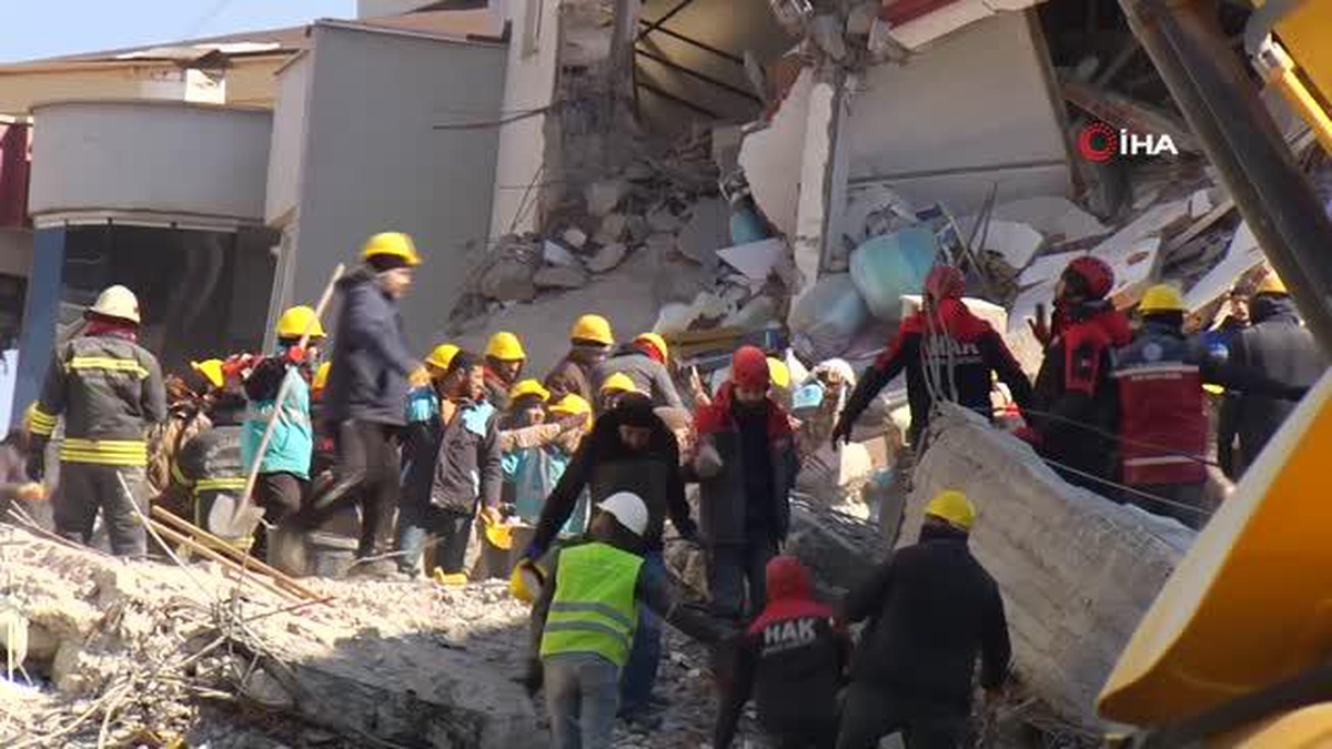 Canlı umudu bulunan enkazda arama yaparken depremle böyle sarsıldılar