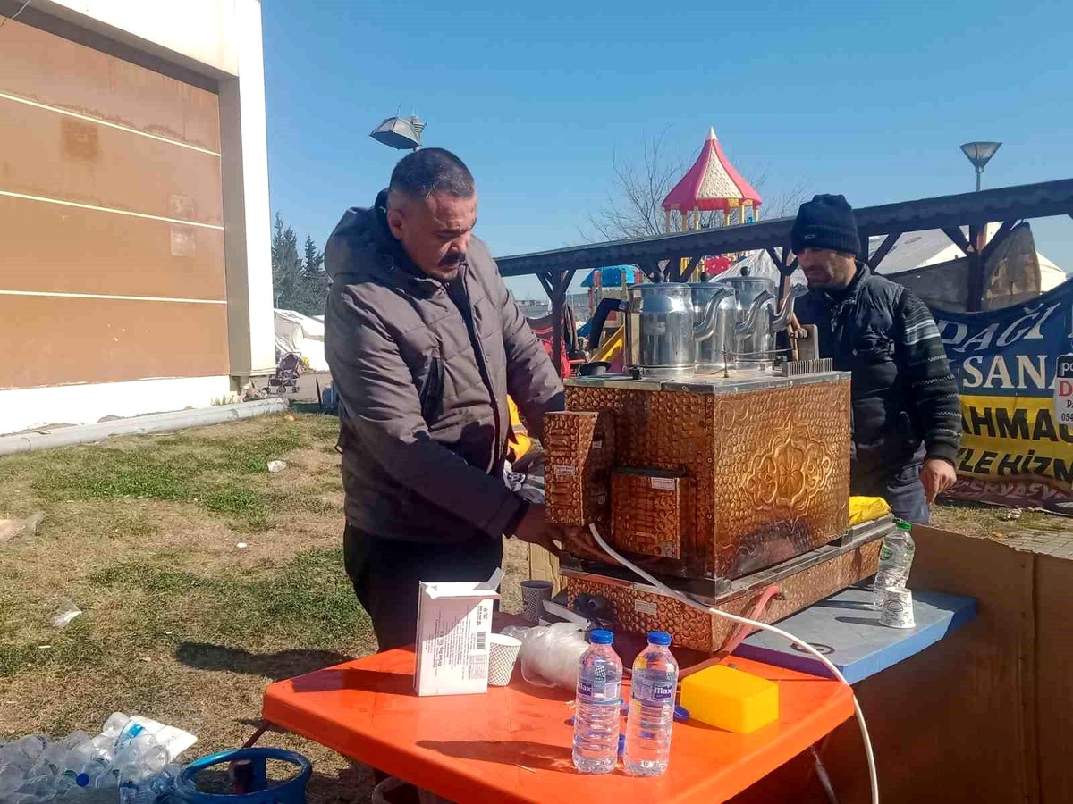 Çaycı kendi imkanları ile gittiği Gaziantep\'te depremzedelerin içini ısıtıyor