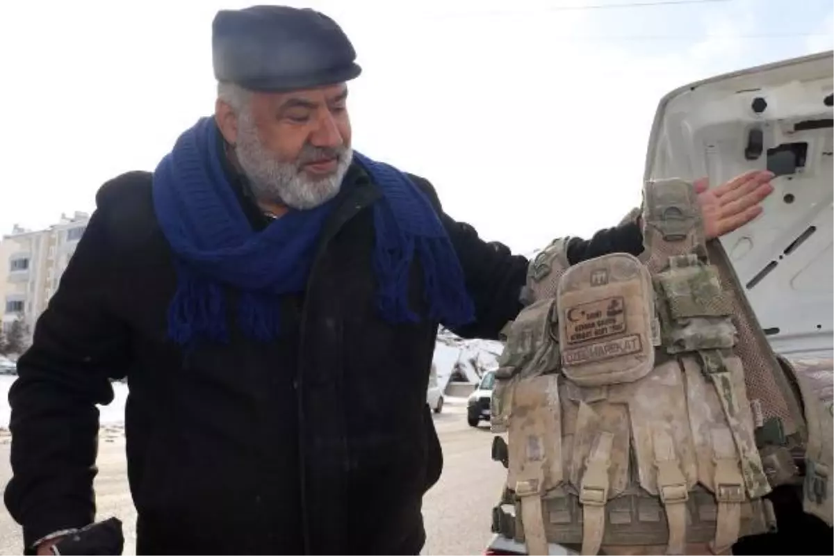 Deprem enkazında şehit oğlunun hatıralarını almak için bekledi