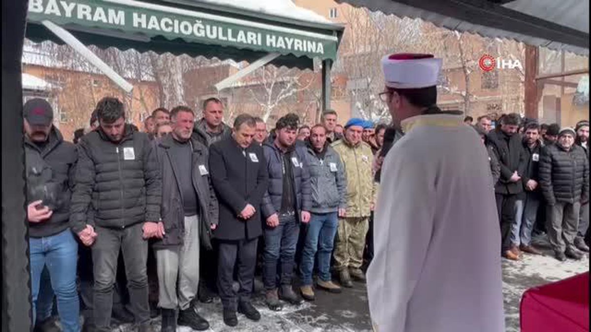 Depremde göçük altında kalan Uzman Er Serdar Zehir, baba ocağında toprağa verildi