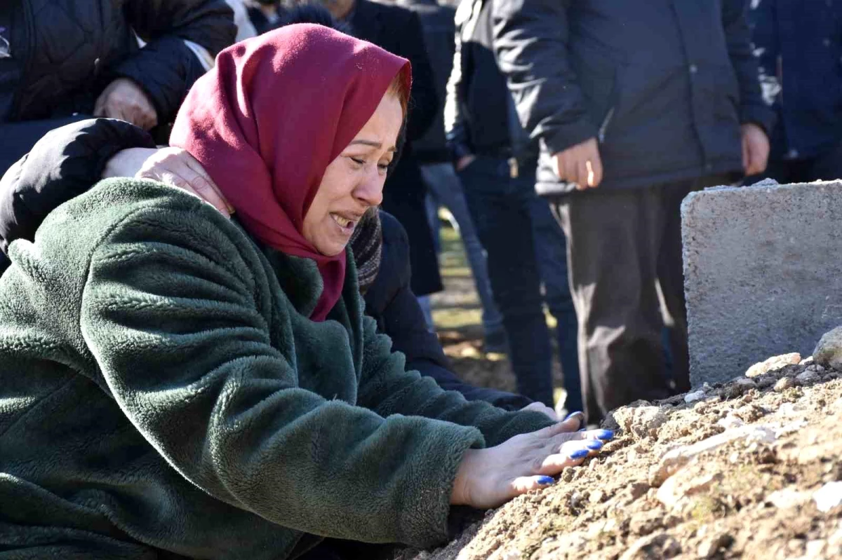 Depremde hayatını kaybeden 3 vatandaş Mardin\'de toprağa verildi