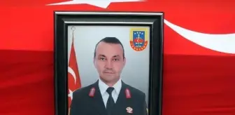 Depremde hayatını kaybeden astsubaya kızlarından üniformalı veda