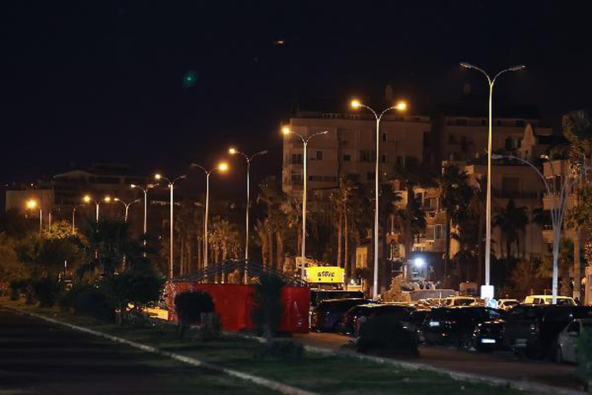 Depremde sönen sokak lambalarına yeniden enerji verilmeye başlandı