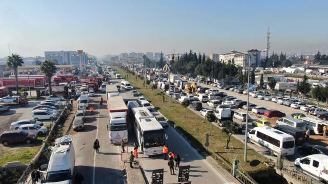 Depremin büyük yıkım yaşattığı Hatay'a tırlar ile adeta yardım yağıyor