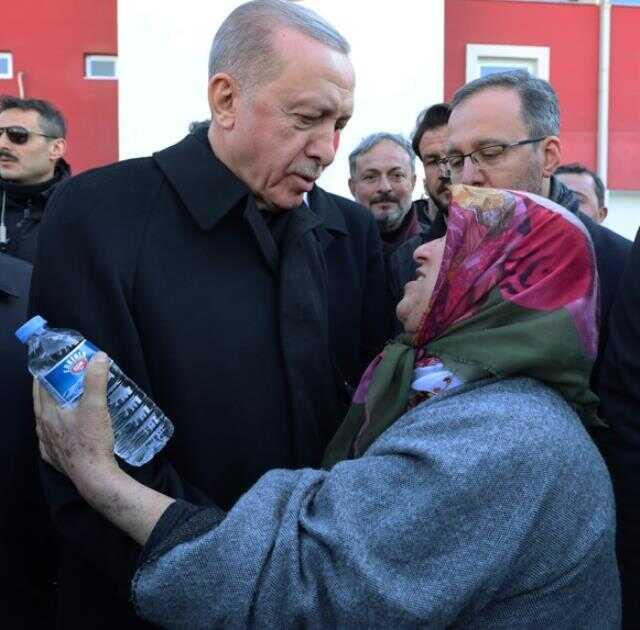 Depremzede kadın Cumhurbaşkanı Erdoğan'a sarılarak ağladı
