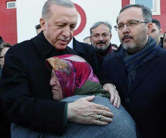 Depremzede kadın Cumhurbaşkanı Erdoğan'a sarılarak ağladı