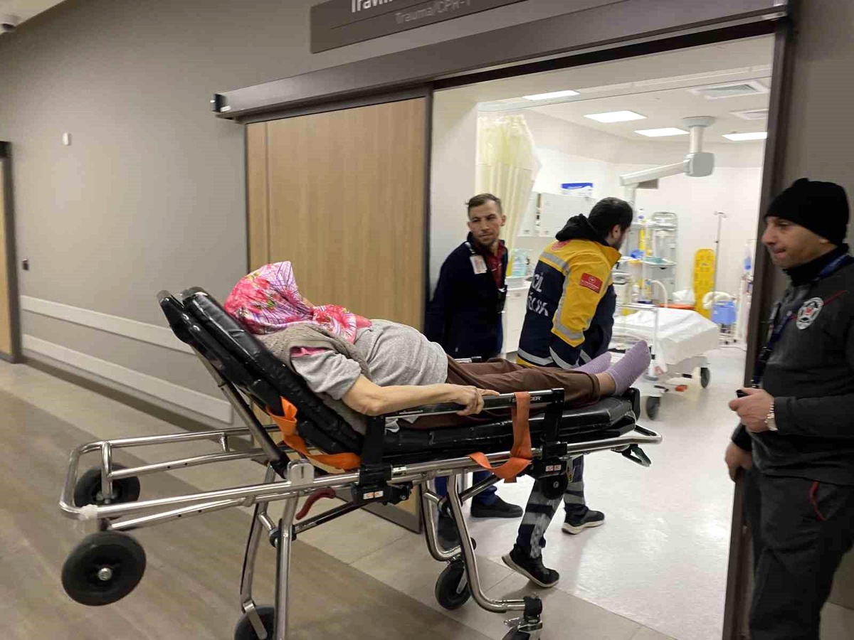 Depremzede korku dolu anları gözyaşlarıyla anlattı: "Oğlum annesini sırtladı, sürükleyerek kurtardı"