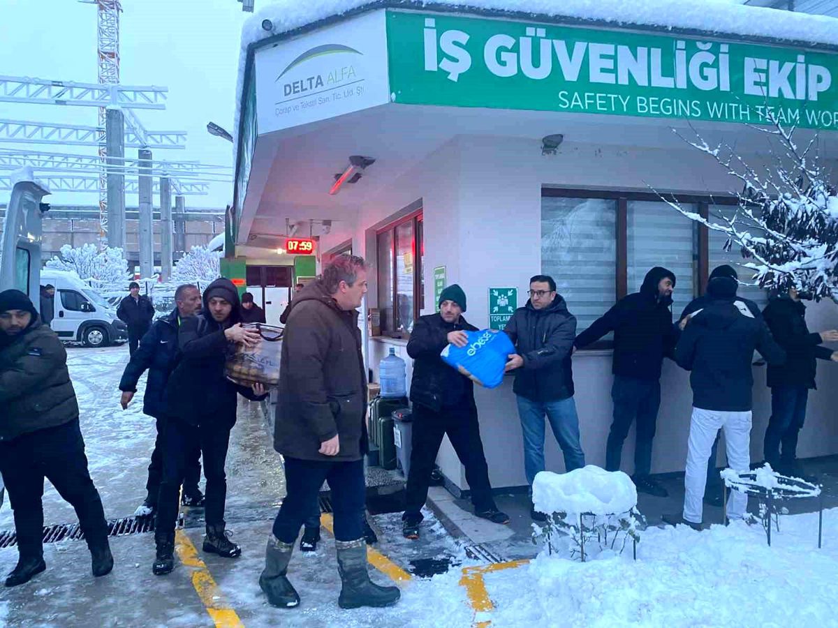 Depremzedeler için işçiler tek yürek oldu