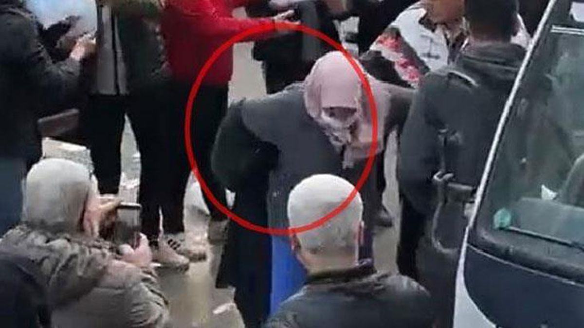 Batman'da yürekleri ısıtan görüntü! 'Elimde sadece bu var' deyip üzerindeki pardösüyü yardım toplayan görevliye verdi