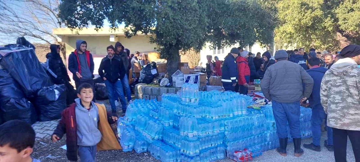 Derince\'den deprem bölgelerine 58 tır gönderildi