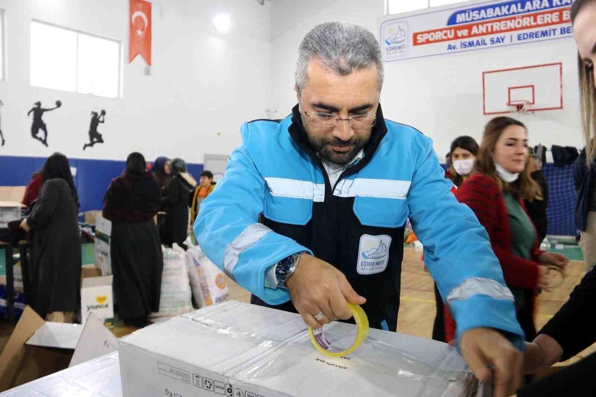 Edremit Belediyesi 27 kamyon yardım filosu ve personeli ile bölgede