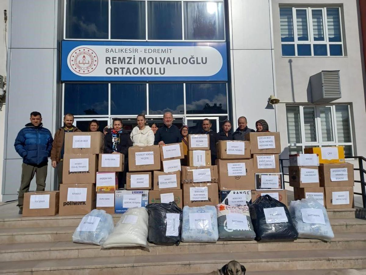 Edremit\'te okullar deprem yardım çalışmalarına katılıyor