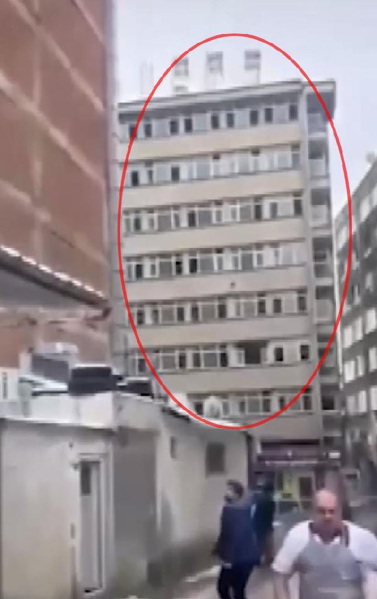 ELAZIĞ\'DA TAHLİYE EDİLEN BİNANIN BEŞİK GİBİ SALLANMASI KAMERADA