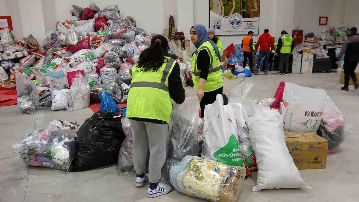 Elazığ\'dan deprem bölgesine yardımlar sürüyor