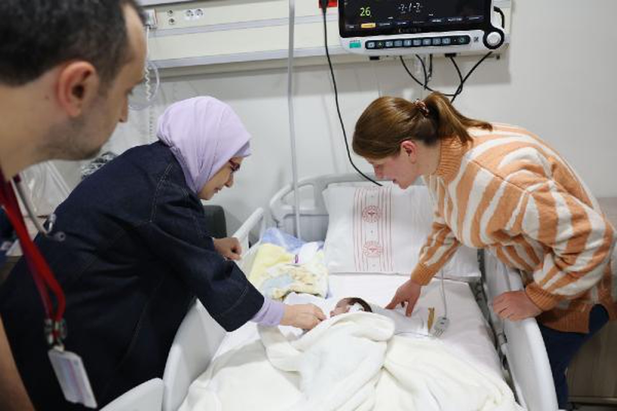 EMİNE ERDOĞAN, ANKARA\'YA GETİRİLEN DEPREMZEDE BEBEKLERİ ZİYARET ETTİ
