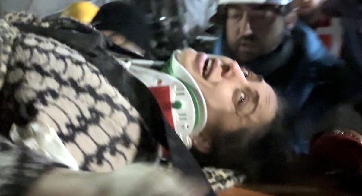 Enkaz altında 70 saat boyunca mahsur kalan abla ve kardeşi böyle kurtarıldı