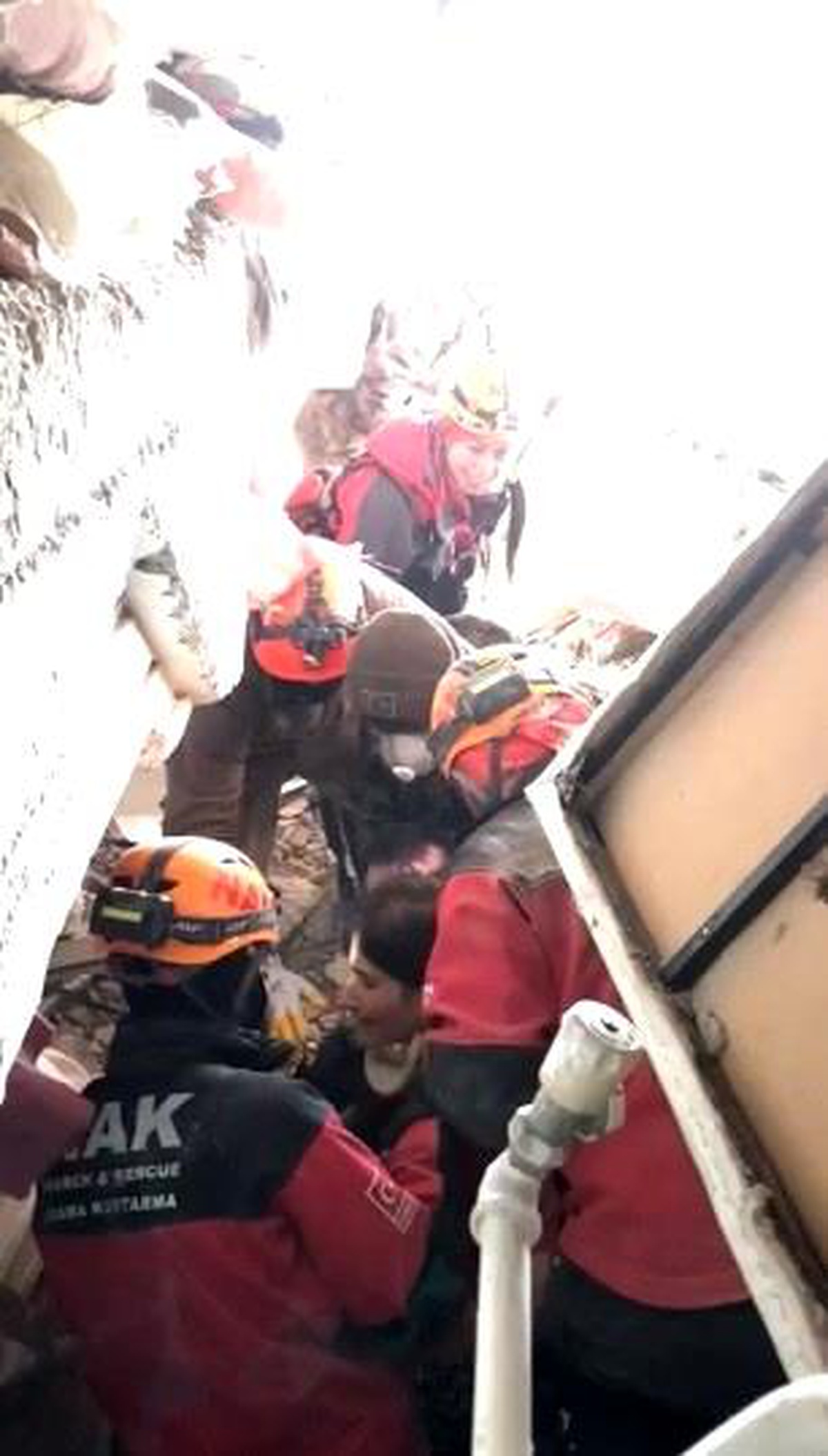 Enkaz altındaki depremzedeyi kadın arama kurtarma eri hayatta tuttu