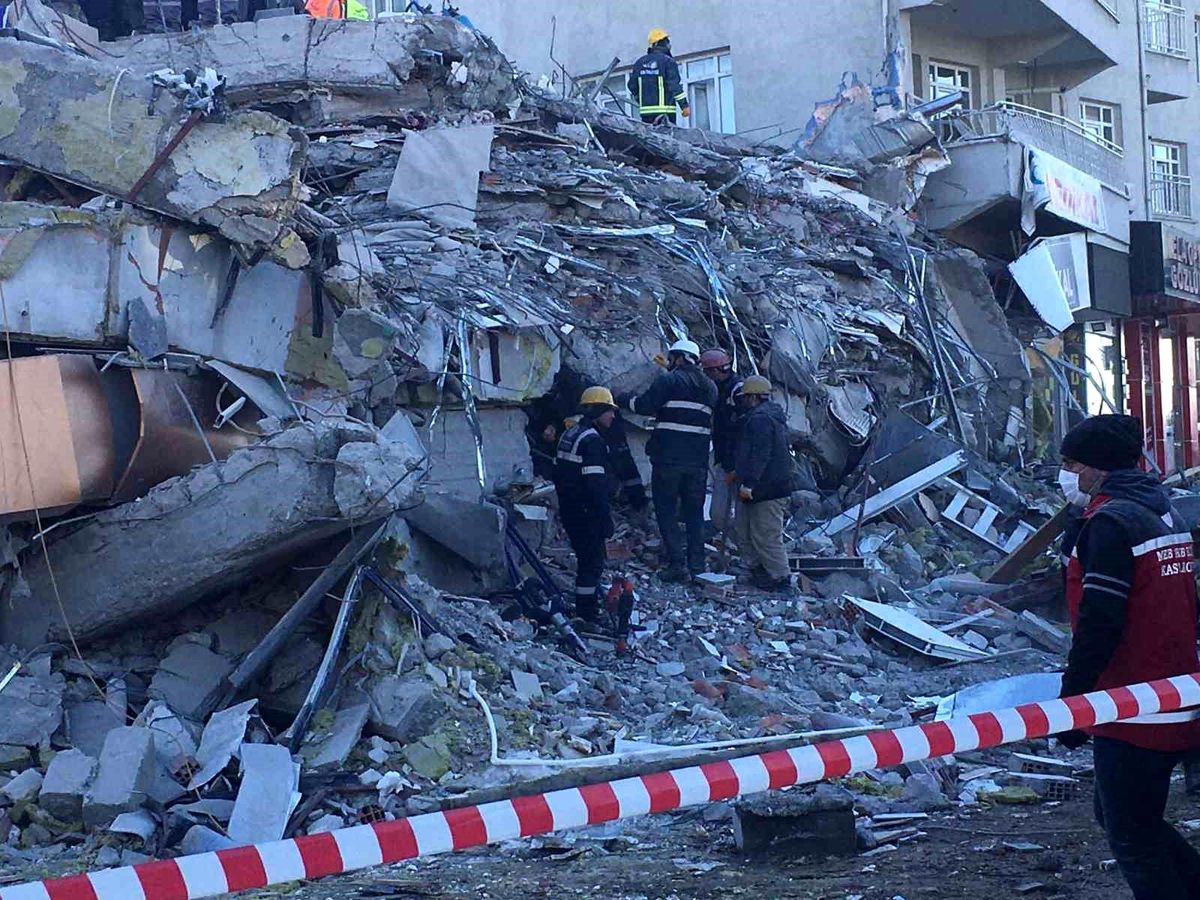 Enkaz altından ses duymak için yoğun çaba sarf ediyorlar