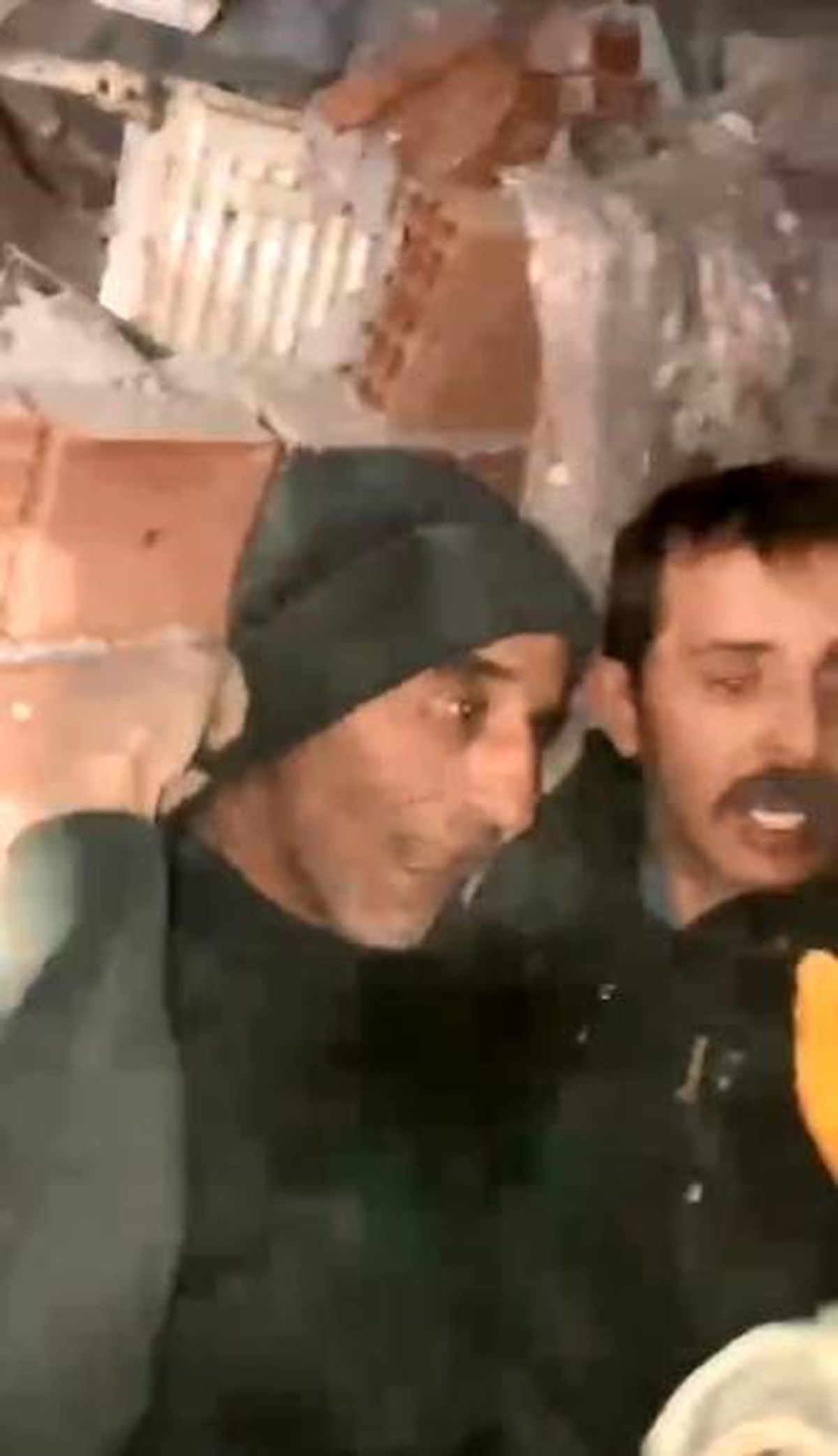 Enkazdan 66 saat sonra çıkarıldı, şehadet parmağını havaya kaldırarak "Allah işinizi rast getirsin; Allahu Ekber" dedi