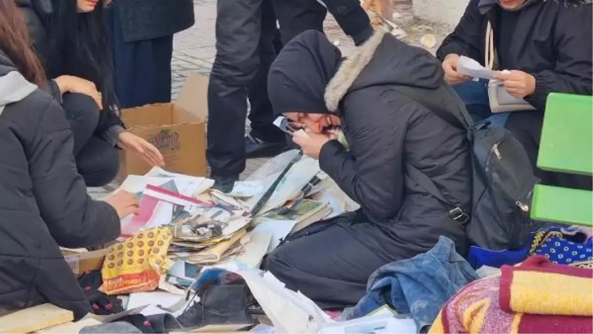 Enkazdan çıkan yakının fotoğrafını öpüp, gözyaşı döktü