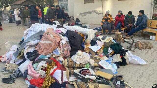 Enkazdan çıkan yakının fotoğrafını öpüp, gözyaşı döktü