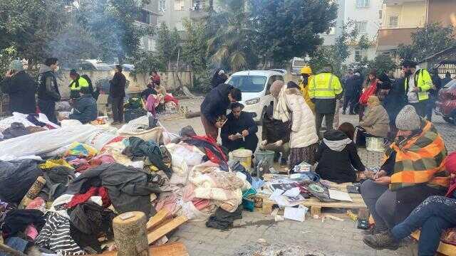 Enkazdan çıkan yakının fotoğrafını öpüp, gözyaşı döktü