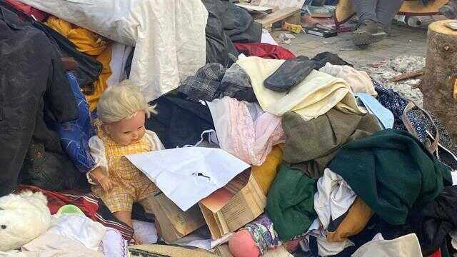 Enkazdan çıkan yakının fotoğrafını öpüp, gözyaşı döktü