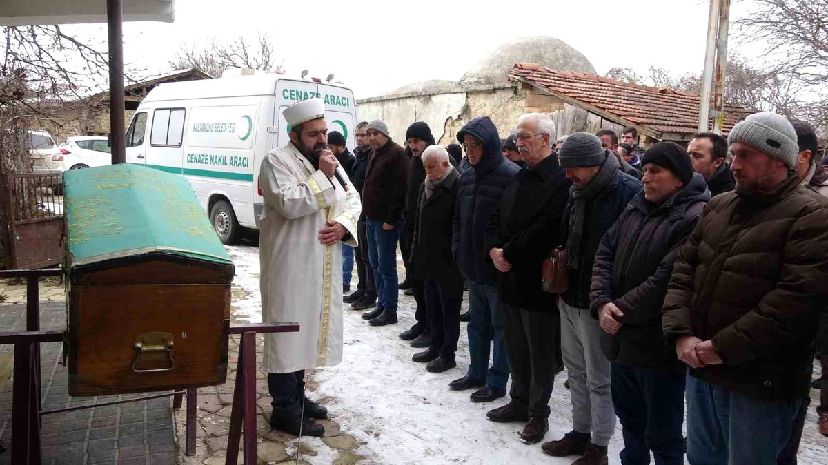 Eşi ile birlikte enkazın altında kalan emekli öğretmen toprağa verildi