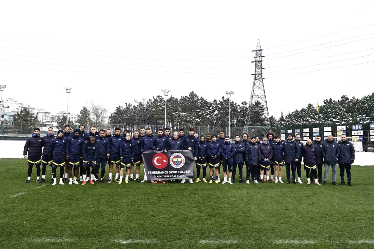 Fenerbahçe\'den destek pankartı: \'Ülkemizin başı sağ olsun\'