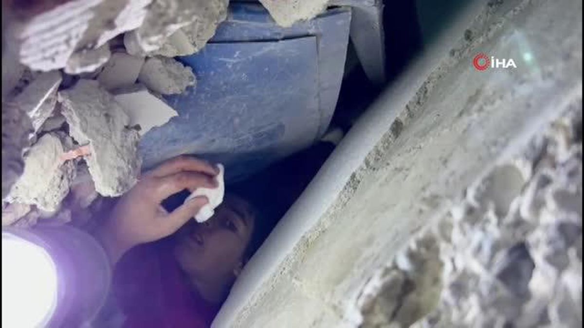 Gaziantep'te baba ile kızı enkazdan sağ olarak kurtarıldı