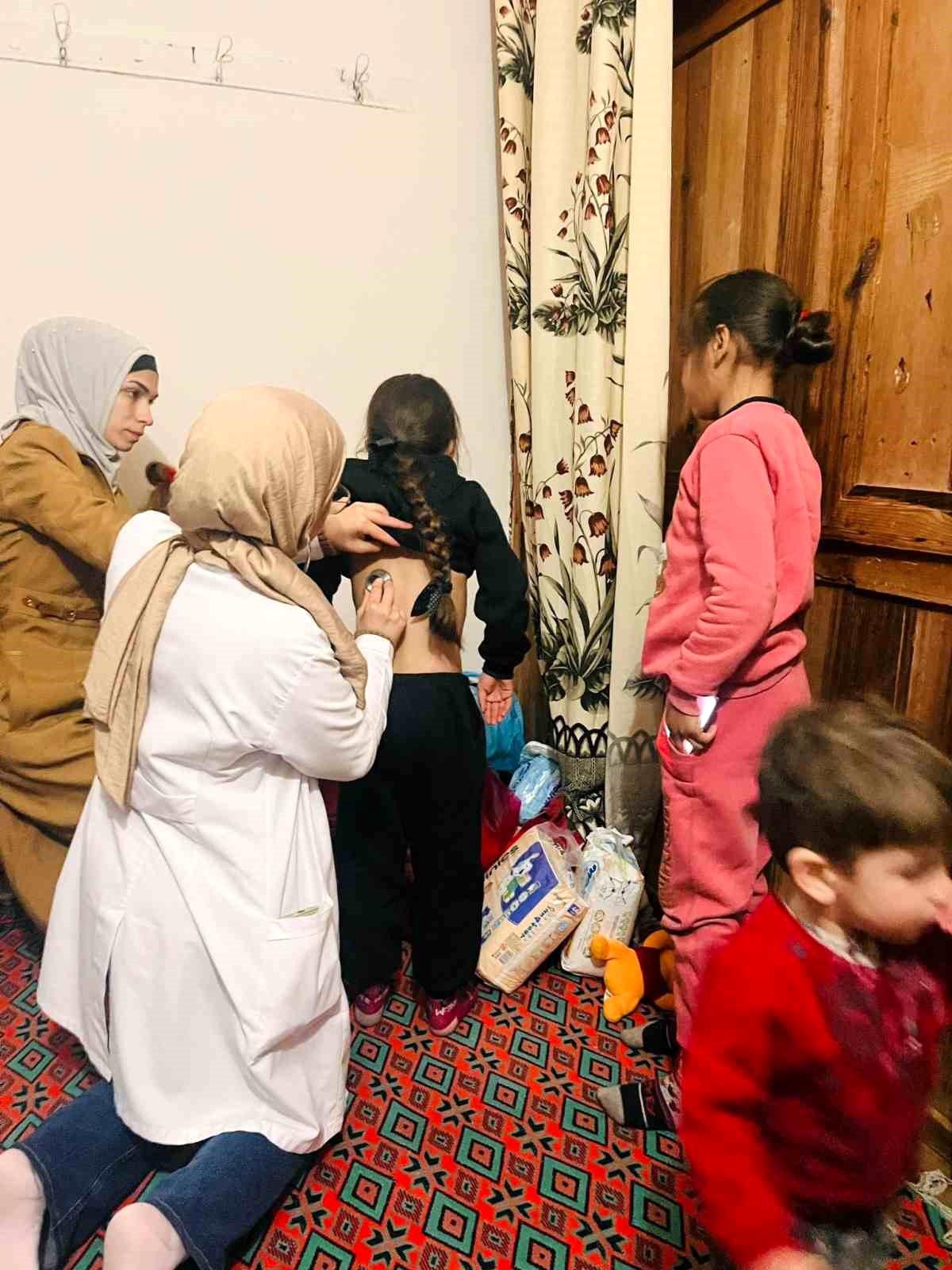 Gazipaşa\'ya getirilen depremzedeler sağlık kontrolünden geçiriliyor
