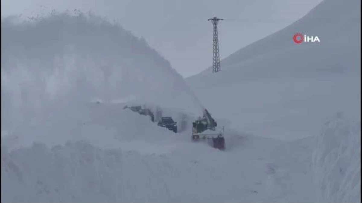 Hakkari\'de 31 köy ve 88 mezra yolu kapandı