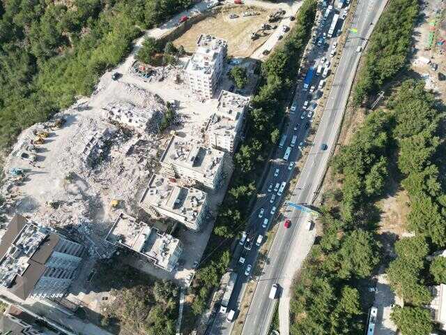Hatay'a girişte 40 kilometrelik araç kuyruğu havadan görüntülendi! Araçlar güçlükle ilerliyor