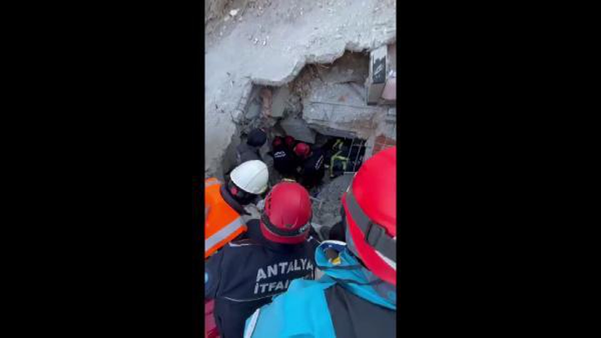 Hatay\'da 21 yaşındaki Fuat, 85 saat sonra enkazdan kurtarıldı