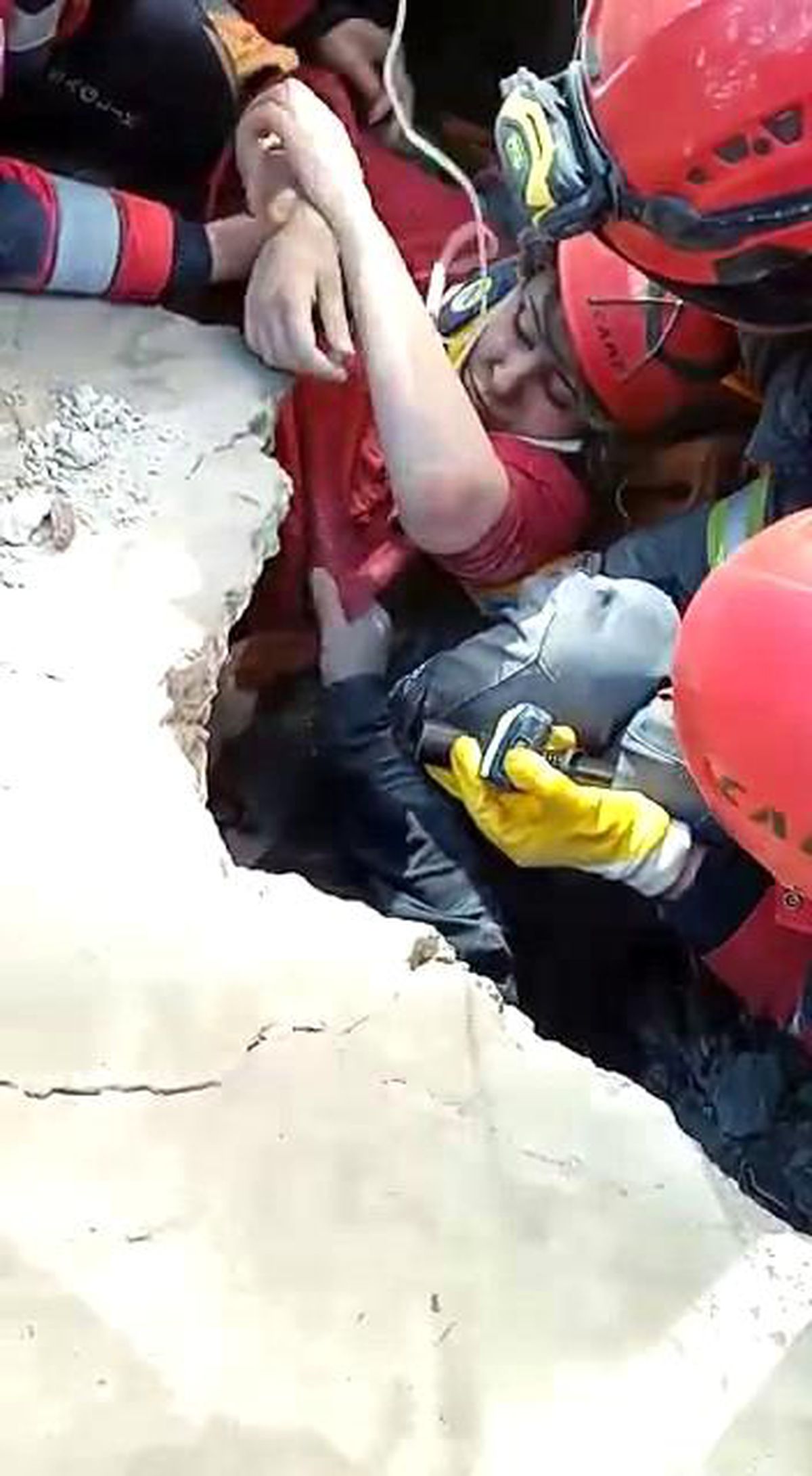 Hatay\'da 3 kardeşin ardından, anne de enkaz altından kurtarıldı