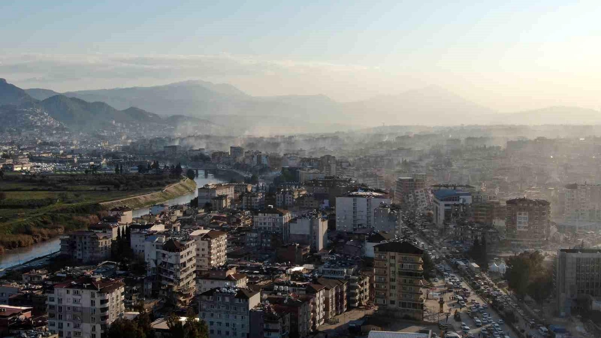 Hatay\'da enkaz çalışmalarının ardından gökyüzü toz bulutuyla kaplandı