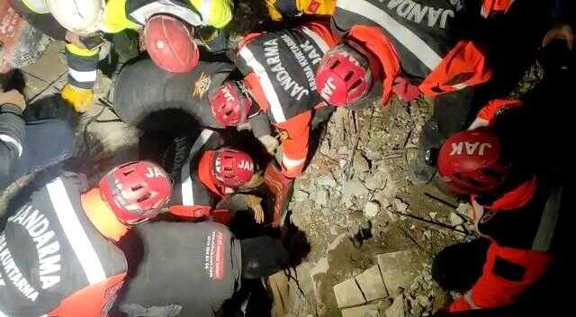 Hatay'da JAK ekipleri 76. saatte küçük kızı enkazdan sağ çıkardı Hatay'da JAK ekipleri 76. saatte küçük kızı enkazdan sağ çıkardı