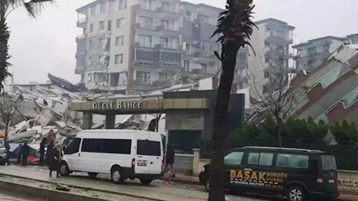 Hatay'da yıkılan 3 yıllık binanın müteahhidi konuştu: Her yer yıkıldı, benim binam mı mesele?