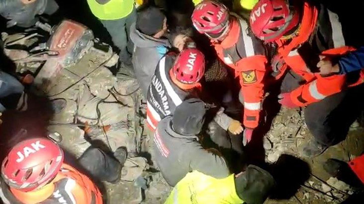 Hatay'da zamanla yarış! JAK ekipleri 76. saatte küçük kızı enkazdan sağ çıkardı