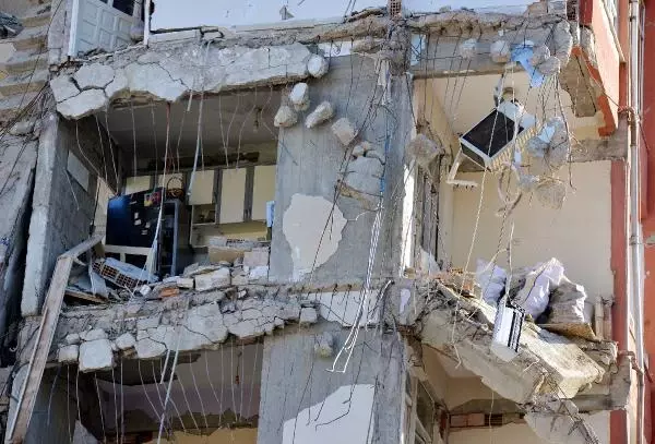 Depremden etkilenen Hatay'ın Kırıkhan ilçesinde marketler yağlamandı, ilçe sakinleri öfkeli: İçimizde böyle kötü niyetliler var