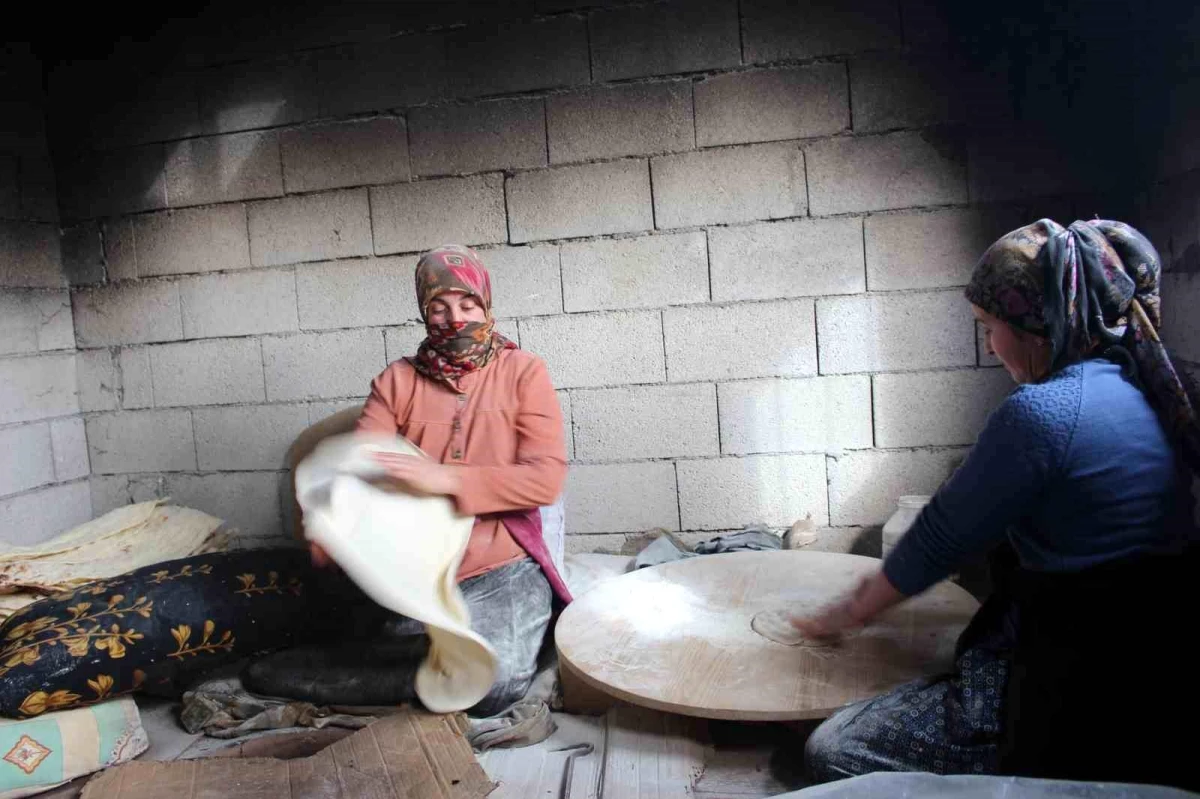 Iğdır\'ın hamarat kadınları deprem bölgesi için ekmek pişiriyor