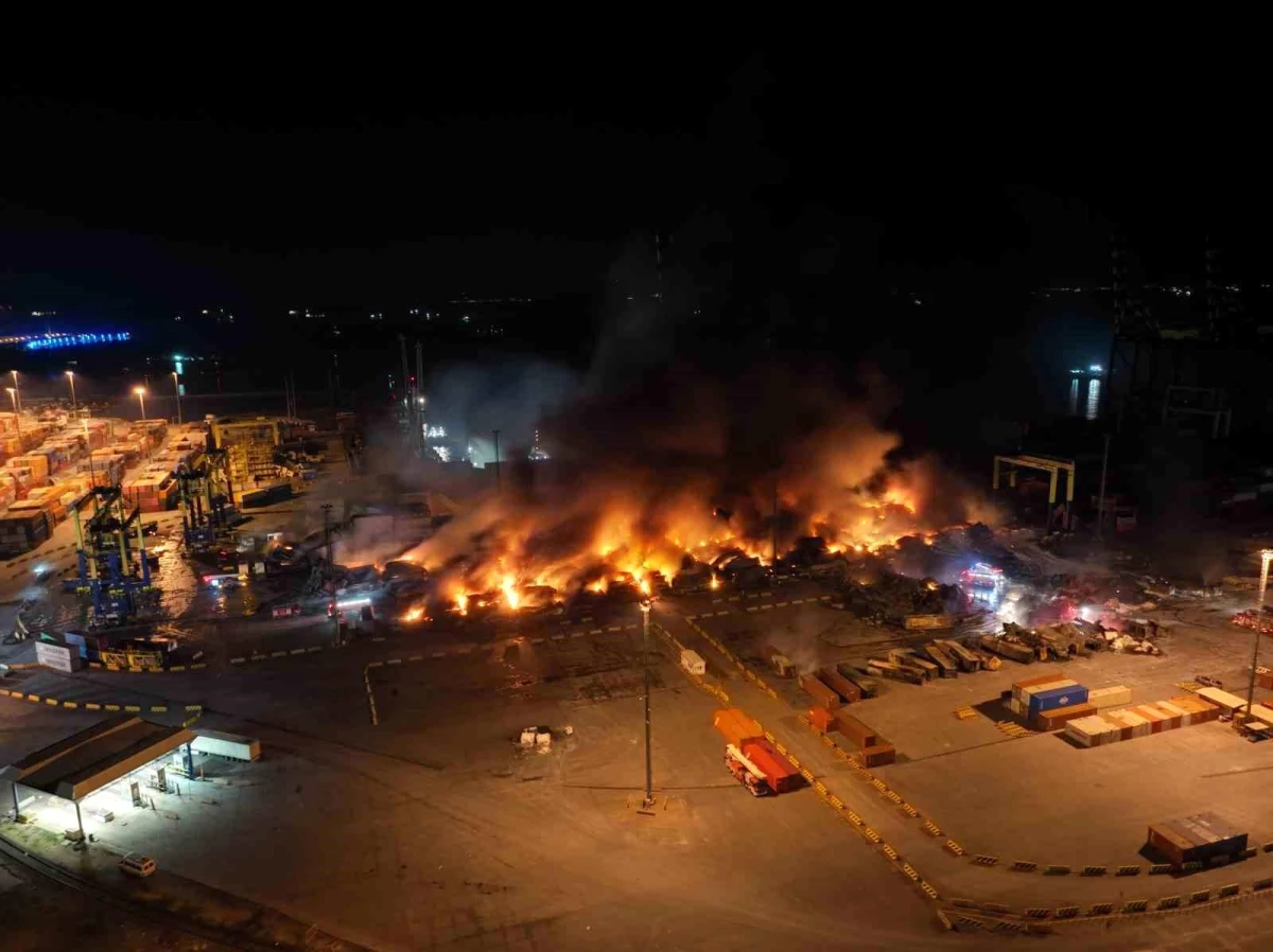 İskenderun Limanı\'nda 54 saattir devam eden yangın dron ile havadan görüntülendi