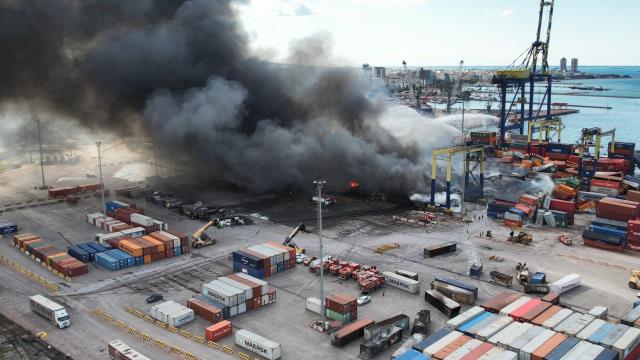 İskenderun Limanı'ndaki yangın 3. gününde böyle görüntülendi