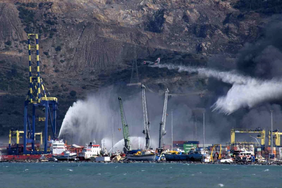 İskenderun Limanı\'ndaki yangını söndürme çalışmaları devam ediyor