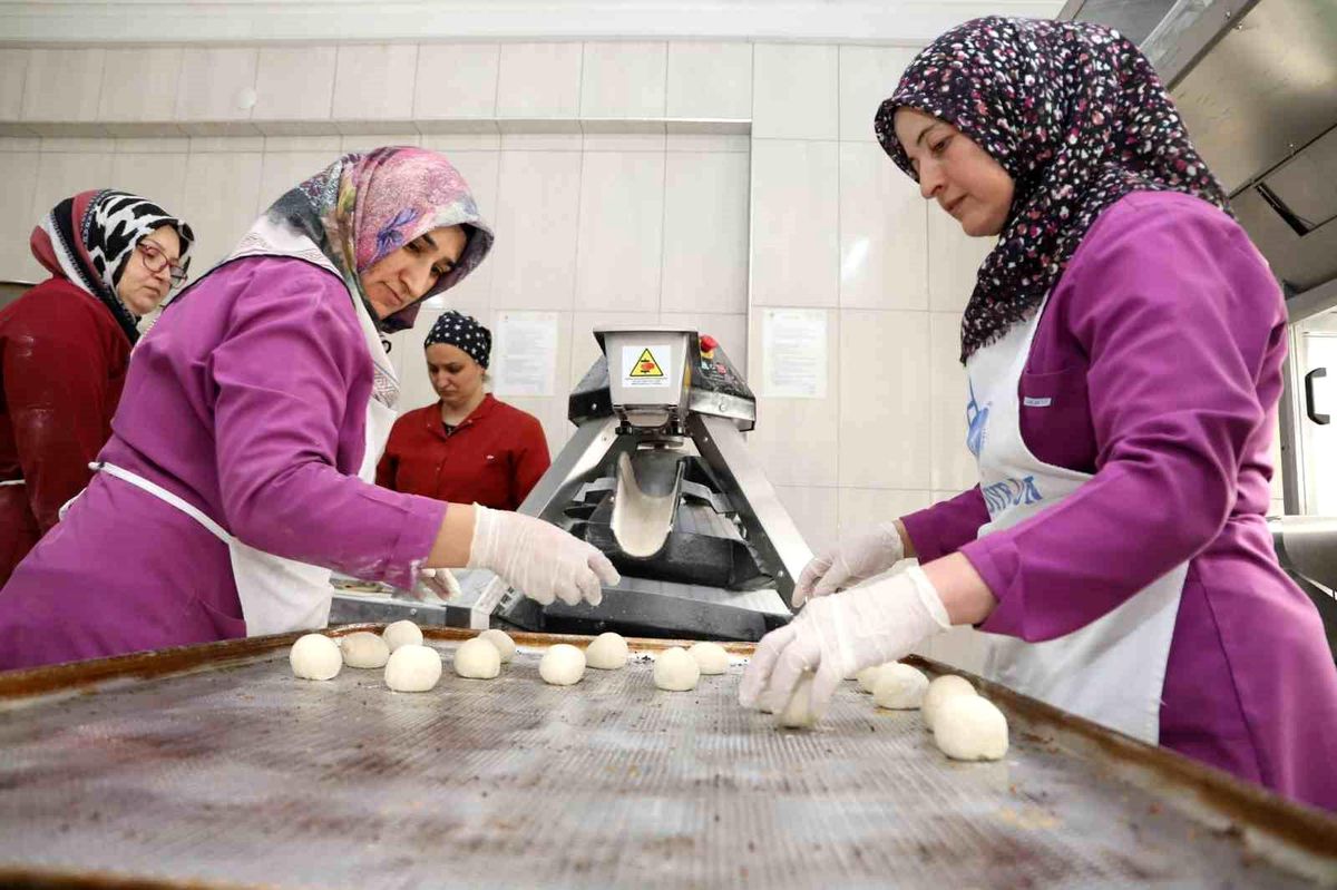 Isparta\'da lisede üretilen 50 bin ekmek Kahramanmaraş\'a gönderildi