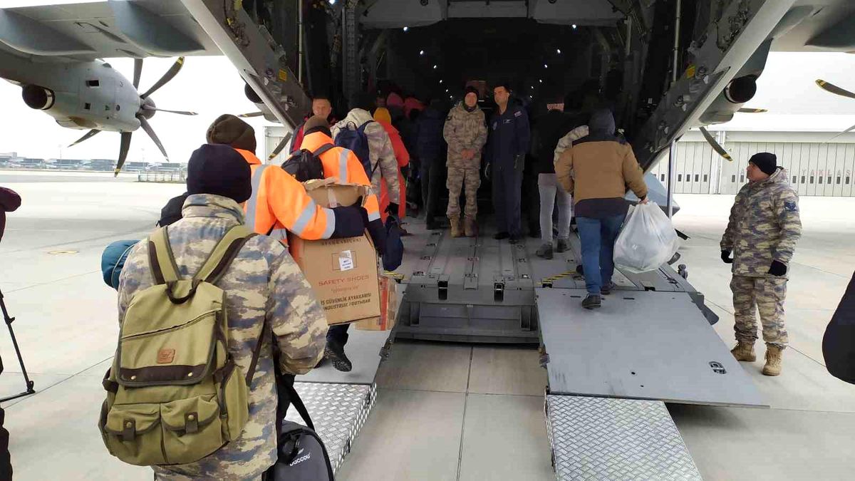 İstanbul'dan deprem bölgesine 52 yeni ekip yola çıktı